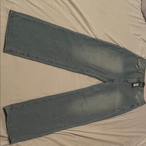 PrettyLittleThing Women’s Relaxed Light Denim Jeans